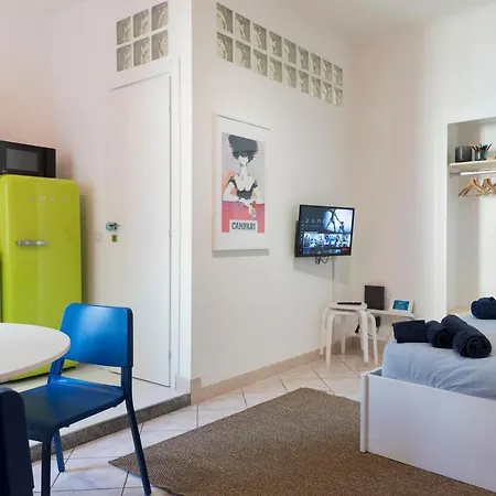 Xenia Apartments - Stylish Colorful Apt- Upbeat & Well-Connected Area-3